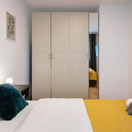 Design 2bdr With Balcony- Free Parking