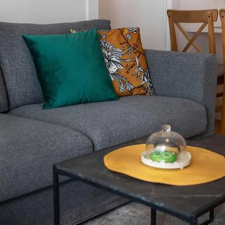 Design 2bdr With Balcony- Free Parking Apartment *