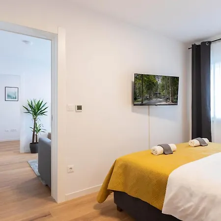 Design 2bdr With Balcony- Free Parking Apartment Zagreb