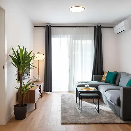 Design 2bdr With Balcony- Free Parking Zagreb