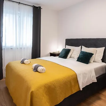 Design 2bdr With Balcony- Free Parking Apartment Zagreb