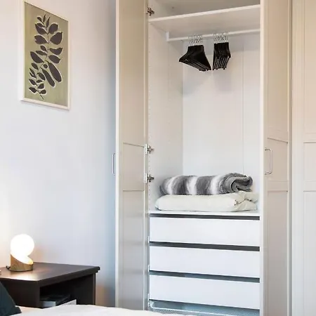 Design 2bdr With Balcony- Free Parking Apartment
