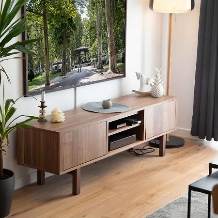 Apartment Design 2bdr With Balcony- Free Parking *
