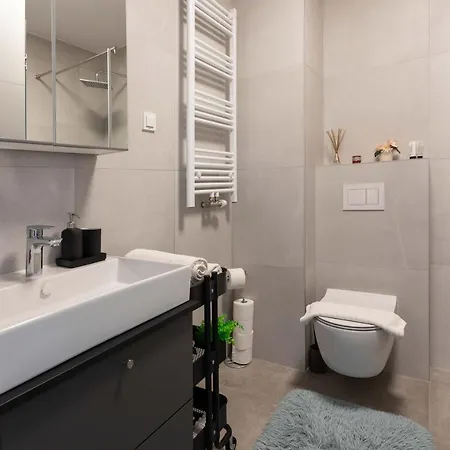 Apartment Design 2bdr With Balcony- Free Parking