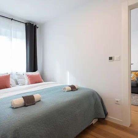 Design 2bdr With Balcony- Free Parking