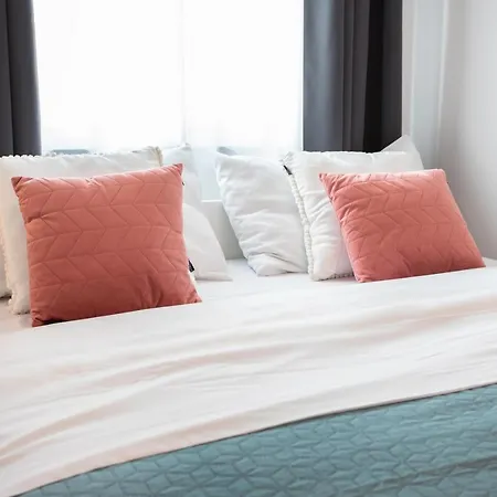 Design 2bdr With Balcony- Free Parking Apartment *