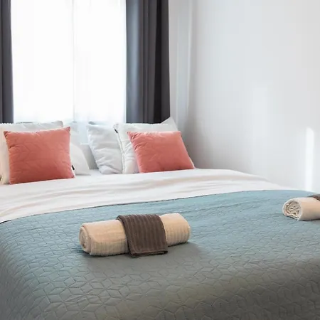 Design 2bdr With Balcony- Free Parking Apartment